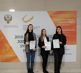 Кабирова Камилла (11Л) и Юсупова Адиля (11Л) - призеры. Мясаутова Лейсан (11Л) - победитель